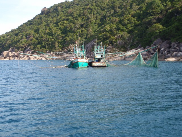 Koh Tao Ao KluayTheuan REPAIRING SQUID NETS